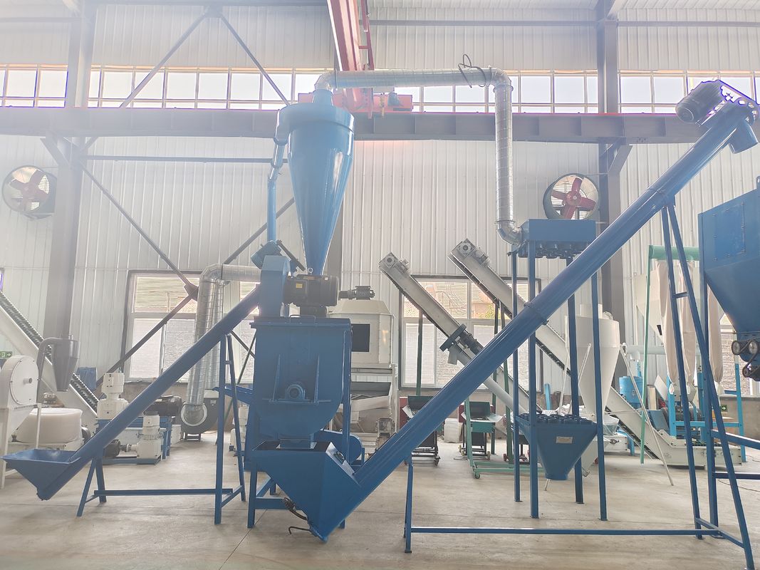 इंजीनियर गाइड इंस्टॉलेशन और 380V/50Hz/3Phase पावर सप्लाई के साथ अनुकूलन योग्य पशु आहार पेलेटिंग लाइन