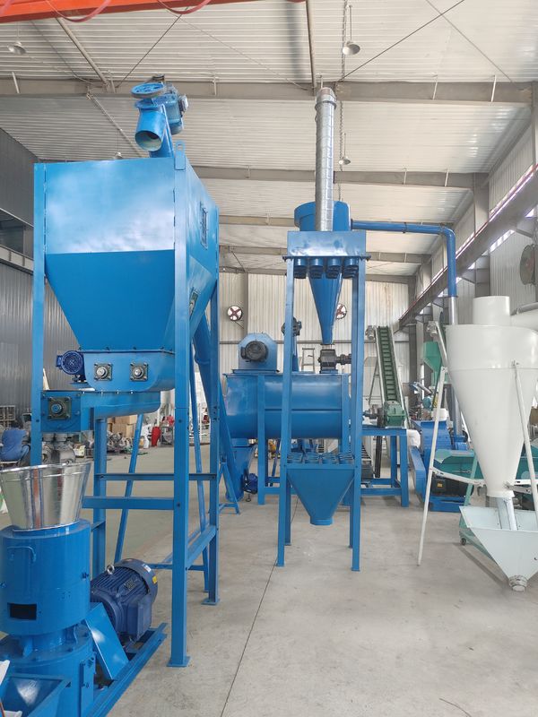 इंजीनियर गाइड इंस्टॉलेशन और 380V/50Hz/3Phase पावर सप्लाई के साथ अनुकूलन योग्य पशु आहार पेलेटिंग लाइन